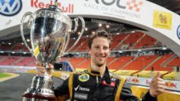 Grosjean, con la copa de campeón en el Rajamangala Stadium de Bangkok.