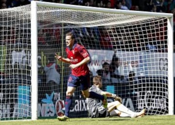 El delantero de Osasuna Oriol Riera celebra el gol marcado, el primero ante el Valencia.