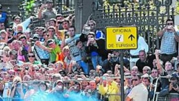 <b>UNA CIUDAD ENTREGADA. </b>No faltaba nadie. El recorrido estuvo abarrotado de seguidores de Fernando Alonso, que disfrutó de lo lindo con la cercanía del público.