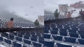 Fans de Buffalo Bills ayudan a remover la nieve de las gradas del estadio tras la intensa nevada