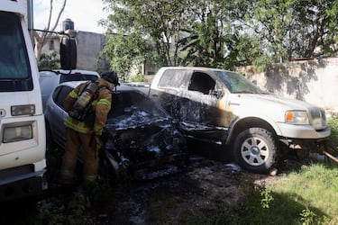 Un bombero revisa vehículos incendiados durante los bloqueos y ataques registrados en México tras el operativo militar en el que, según fuentes oficiales, habría muerto “El Mencho”.