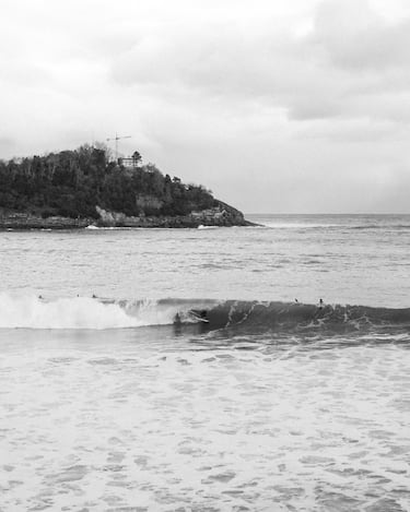 En las fotos en color surfea en la Zurriola; en blanco y negro lo hace en el Pico del Loro. 