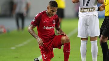 El delantero de Internacional sufrió un golpe en el tobillo en una de las primeras acciones del encuentro y se tuvo que marchar en el entretiempo.