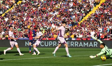 Robert Lewandowski marca el 3-1 al Girona. 
