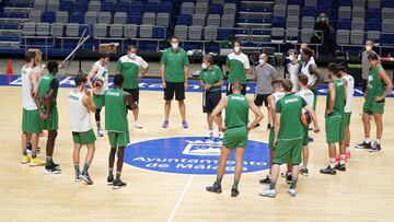 Luis Casimiro, entrenador del Unicaja, habla con sus jugadores en el centro de la cancha del Mart&iacute;n Carpena, en M&aacute;laga.