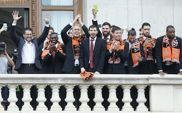 El entrenador del Valencia Basket, Pedro Martínez, y la plantilla saludan durante la recepción en el ayuntamiento de Valencia.