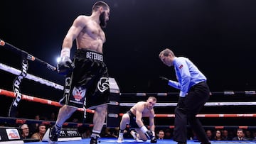 Artur Beterbiev envía a la lona a Deines.