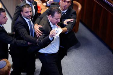 El miembro de la Knéset Ayman Odeh es expulsado de la sala tras levantar un cartel que decía "genocidio".