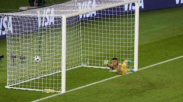 Diciembre de 2017. El Real Madrid gana el mundial de clubes al Gremio de Porto Alegre de Basil tras vencer 1-0 en Abu Dhabi. En la im¨¢gen, Marcelo Groher en el gol de falta que marc¨® Cristiano Ronaldo.