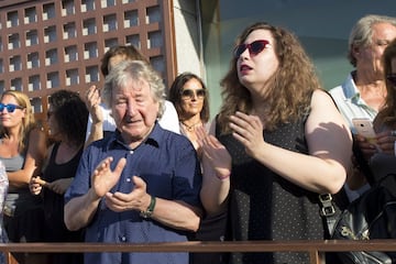 Manolo Nieto, familiares y amigos durante el homenaje que los motoristas han rendido a Ángel Nieto.