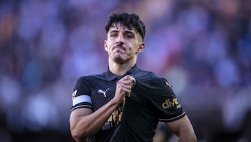 Diego López celebrando un gol y agarrándose el escudo del Valencia.