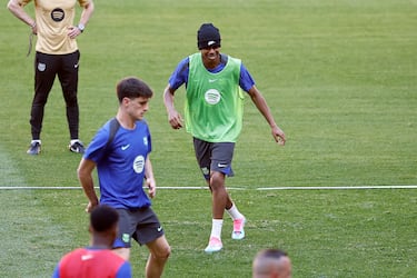 Todo parece indicar que Lamine ha cambiado de look para la final de la Copa del Rey y, en el entrenamiento previo, ha escondido su look para dar la sorpresa en el partido.