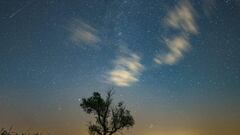 JAN01 JANKOWO (POLONIA) 11/08/2016.- Una estrella fugaz cruza el firmamento durante la noche de perseidas en Jankowo cerca de Poznan en Polonia hoy, 11 de agosto de 2016. La primera quincena de agosto es la época en la que mejor se aprecia la lluvia de estrellas aunque los expertos afirman que la mejor noche para disfrutar de ella este año es la del 11 al 12 de agosto. EFE/Lukasz Ogrodowczyk PROHIBIDO SU USO EN POLONIA