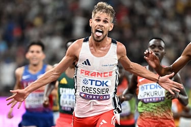 El atleta francés Jimmy Gressier celebra al cruzar la meta y ganar la final masculina de los 10.000 m durante el Campeonato Mundial de Atletismo en Tokio.