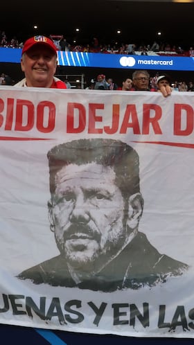 14/04/26 PARTIDO CHAMPIONS LEAGUE
CUARTOS VUELTA ESTADIO METROPOLITANO
ATLETICO DE MADRID - BARCELONA
AFICIONADOS SEGUIDORES CARTEL PANCARTA SIMEONE