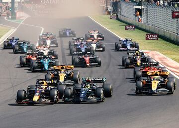 Mala salida de Lewis Hamilton que perdió el puesto con Max Verstappen. Carlos Sainz ganó cinco puestos en la salida.