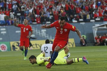 Esteban Paredes cumple 37 años de edad. En su carrera profesional ha jugado en Santiago Morning, Puerto Montt, Pachuca Junior de México, Cobreloa, Colo Colo, Atlante y Querétaro de Mexico. En la selección chilena participa regularmente desde 2006.