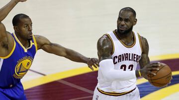 CLE48. CLEVELAND (EE.UU.), 07/06/2017.- El alero de Cleveland Cavaliers LeBron James (d) protege el bal&oacute;n de la marca del alero de Golden State Warrios Andre Iguodala (i) durante el tercer juego de las finales de la NBA disputado contra Golden State Warriors hoy, mi&eacute;rcoles 7 de junio de 2017, en el Quicken Loans Arena de la ciudad de Cleveland, estado de Ohio (EE.UU.). Los Warriors de Golden State llevan la ventaja al ganar los dos primeros juegos de la final. EFE/DAVID MAXWELL