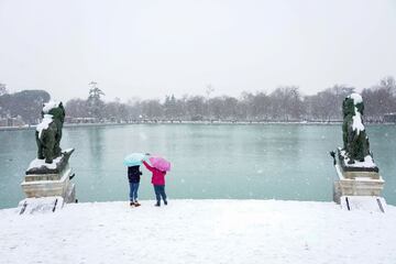 Durante todo el día ha caído una intensa nevada en Madrid que ha dejado estampas muy poco habituales en esta ciudad.