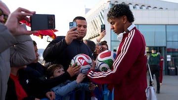 Lamine, firmando balones a su llegada a Castellón el pasado jueves.