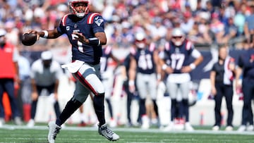 FOXBOROUGH, MASSACHUSETTS - SEPTEMBER 15: Jacoby Brissett #7 of the New England Patriots looks to pass during the first quarter at Gillette Stadium on September 15, 2024 in Foxborough, Massachusetts. Adam Glanzman/Getty Images/AFP (Photo by Adam Glanzman / GETTY IMAGES NORTH AMERICA / Getty Images via AFP)