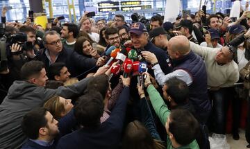 Los campeones de coches del Dakar 2018 llegaron al aeropuerto de Madrid en medio de una gran expectaci¨®n y de decenas de seguidores que les vitorearon a su llegada.