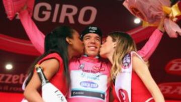 Rigoberto Ur&aacute;n recibe los besos con su nueva maglia rosa.