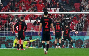 4-3. Robert Lewandowski, calca el lanzamiento de su primer gol desde los once metros y marca el tercero del conjunto culé.