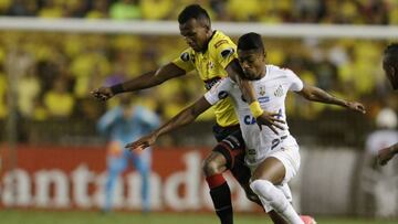 Dario Aimar of Ecuador's Barcelona, left, fights for the ball with Bruno Henrique of Brazil's Santos during a Copa Libertadores soccer match in Guayaquil, Ecuador, Wednesday, Sept. 13, 2017. (AP Photo/Dolores Ochoa)
