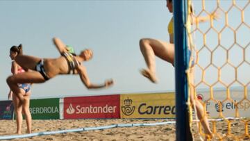 Giros en el aire, golazos... descubre las maravillas del Balonmano Playa