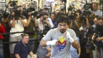 El boxeador filipino y campeón mundial en ocho divisiones Manny Pacquiao entrena frente periodistas, en el club de boxeo Wild Card, en Hollywood, California (EE.UU.) antes de su combate ante Floyd Mayweather Jr.