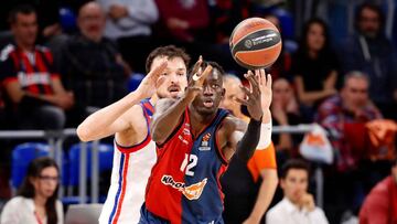 GRAF2173. VITORIA (ÁLAVA), 29/03/2019.- El jugador del Anadolu Efes Sertac Sanli (i) defiende a Ilimane Diop, del Kirolbet Baskonia, durante el partido de la Euroliga de baloncesto disputado este viernes en el pabellón Fernando Buesa de Vitoria. EFE/David Aguilar