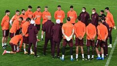 Los jugadores del Real Madrid escuchan la charla de Zidane en B&eacute;rgamo.