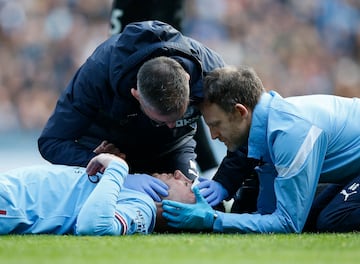 El central español del Manchester City se ha golpeado la cabeza con el codo del jugador del Brentford FC Ethan Rupert Pinnock. Al de Agen ha sido atendido sobre el terreno de juego durante cuatro minutos ya que la hemorragia no cesaba. Le han tenido que vendar la cabeza. 