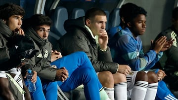 Endrick, al fondo, sentado en el banquillo de Almaty.