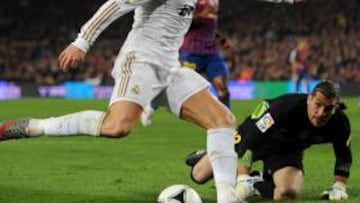 <b>GRAN DEFINICIÓN. </b>Cristiano recibió en el área, regateó a Pinto y marcó a puerta vacía su gol 30.