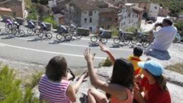 De Maella a Tarragona, los aficionados arroparon a los ciclistas de la Vuelta desde la cuneta o desde cualquier atalaya.