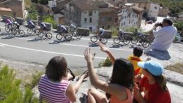 De Maella a Tarragona, los aficionados arroparon a los ciclistas de la Vuelta desde la cuneta o desde cualquier atalaya.