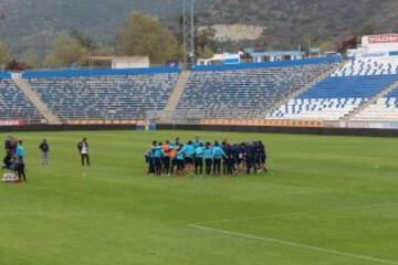 La presencia de los hinchas de la UC con bombos, lienzos y bengalas.