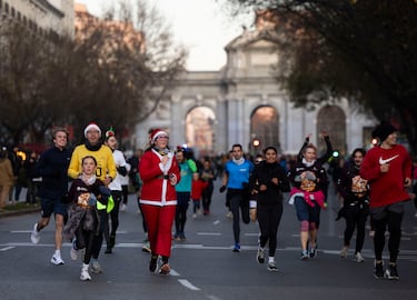 Mucho humor, alegría y disfraces en la carrera popular de la San Silvestre Vallecana. 