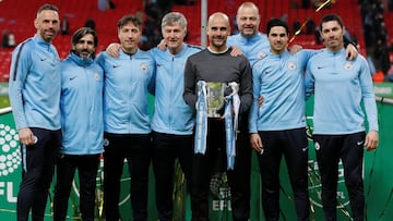  Pep Guardiola, con la Carabao Cup.