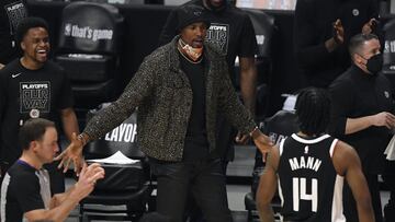 Serge Ibaka, ala-pívot de Los Angeles Clippers, felicita a sus compañeros ante Dallas Mavericks.