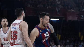 Kostas Papanikolau y Willy Hernagómez durante el quinto partido de cuartos de final de la Euroliga entre Barça y Olympaicos.