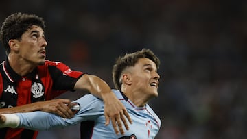 Franco Cervi, jugador del Celta, pugna por el balón durante el partido de la Europa League contra el Niza.