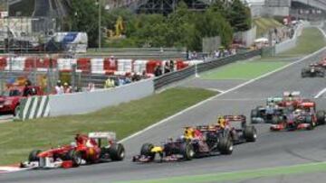<b>MAGIA EN LA SALIDA. </b>Alonso tiró de magia para colocarse con el Ferrari primero en la salida desde la cuarta plaza de la parrilla, superando a Hamilton, Webber y Vettel.