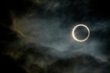 La Luna se mueve frente al Sol durante un eclipse solar anular en Puerto San Julián, Argentina.