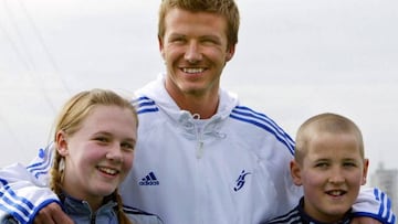 En 2005, Beckham inaugur&oacute; su escuela y uno de sus alumnos fue Kane (a la derecha). 