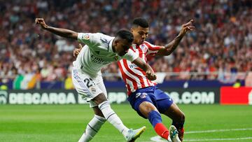 Soccer Football - LaLiga - Atletico Madrid v Real Madrid - Metropolitano, Madrid, Spain - September 18, 2022 Real Madrid's Rodrygo in action with Atletico Madrid's Reinildo Mandava REUTERS/Susana Vera