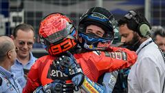 La alegría de Marc y Alex Márquez tras la carrera al esprint