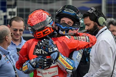 Alex Márquez y Marc Márquez tras finalizar la carrera al esprint. 